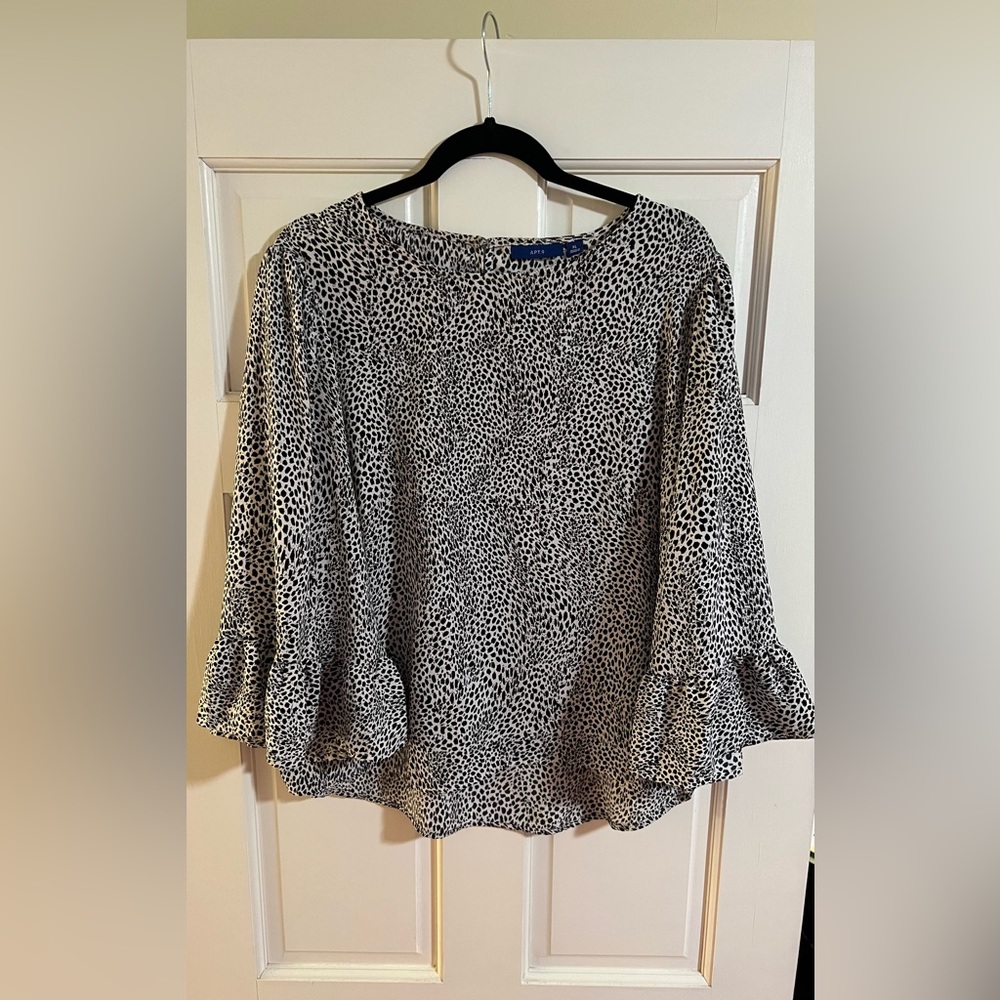 Black and White Animal Print Lightweight Top with Flared Kimono Sleeves Apt. 9